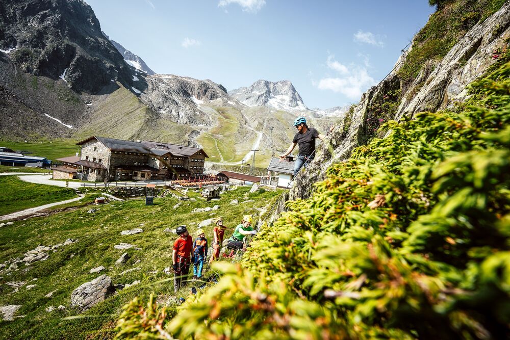 Wanderer im Felsgel&auml;nde oberhalb der Dresdner H&uuml;tte an der Mittelstation Fernau