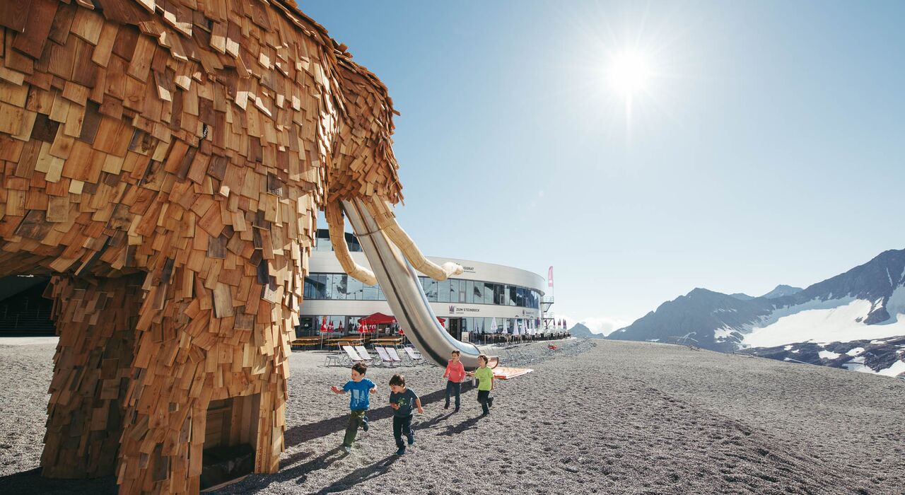 Kinder spielen am Mammut-Höhenspielplatz am Stubaier Gletscher