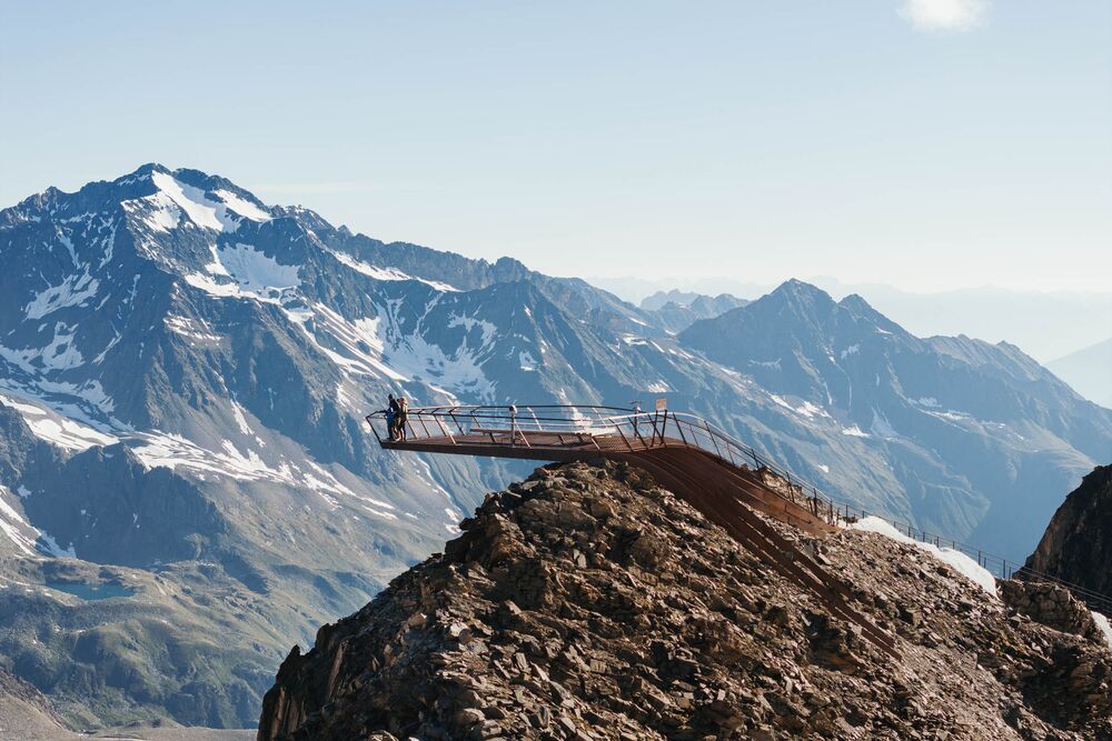 Aussichtsplattform TOP OF TYROL hoch &uuml;ber den Gipfeln der Stubaier Alpen