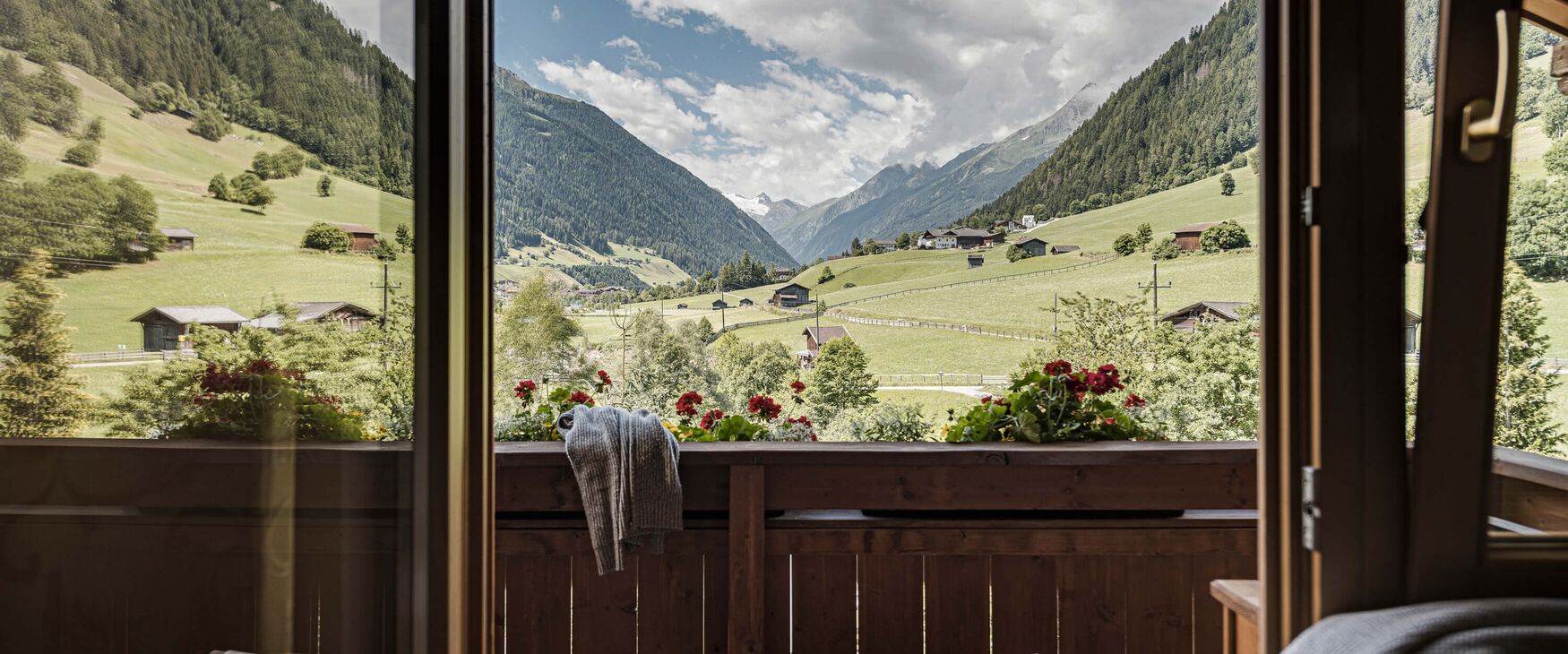 Aussicht vom Rastbichlhof auf die Stubaier Alpen und Gletscher