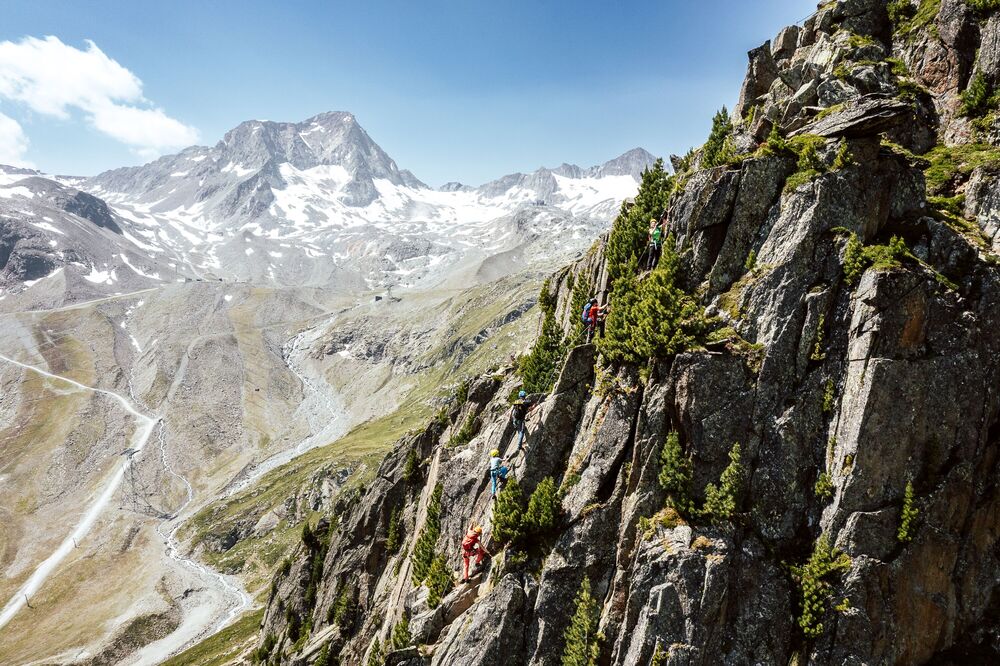 Bergsteiger in steilem Felsgel&auml;nde hoch &uuml;ber dem Fernautal am Stubaier Gletscher