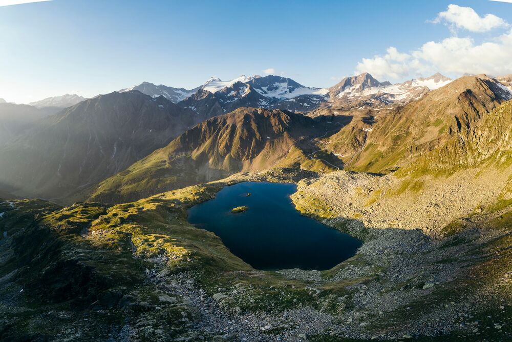 Blick von oben auf den Mutterberger See in den Stubaier Alpen