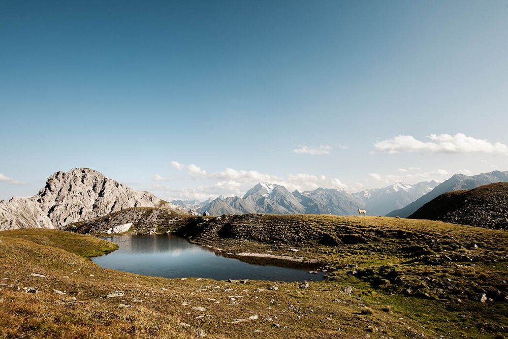Bergsee in den Stubaier Alpen mit Blick auf die umliegenden Gipfel