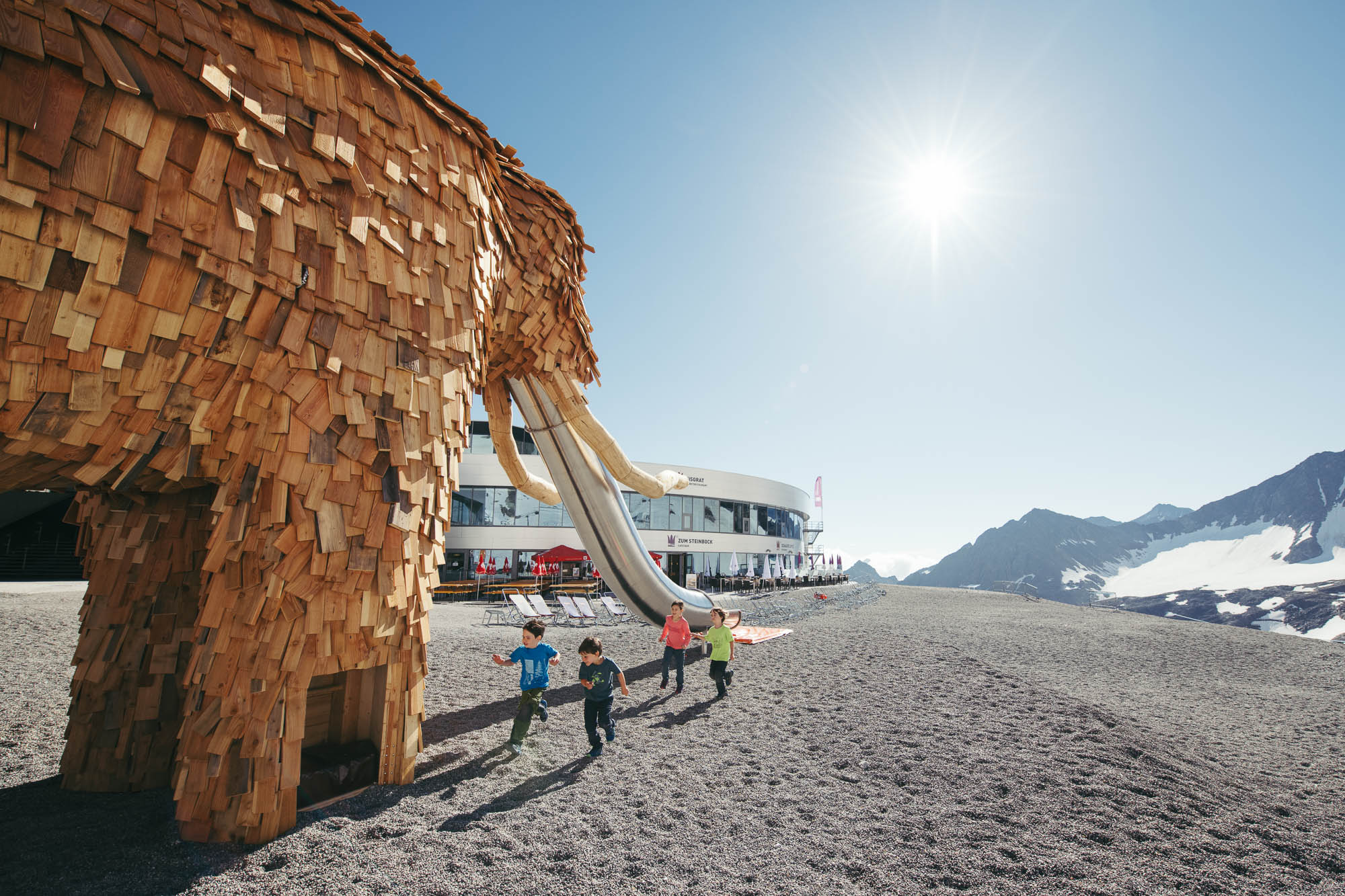 Kinder spielen am Mammut-Höhenspielplatz am Stubaier Gletscher